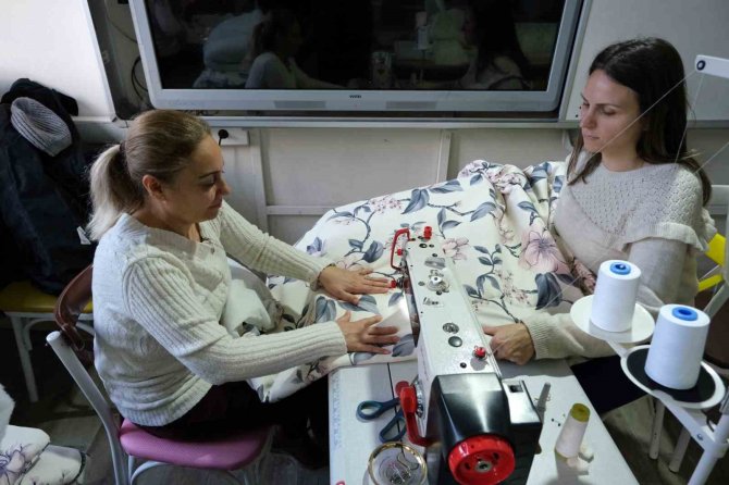 Öğretmen Ve Öğrenciler Depremzedeler İçin Battaniye Dikiyor