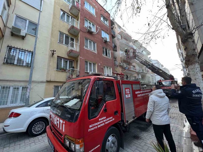 Manisa’da Ev Alev Alev Yandı: 4 Yaralı