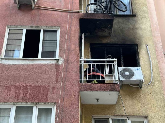 Manisa’da Ev Alev Alev Yandı: 4 Yaralı