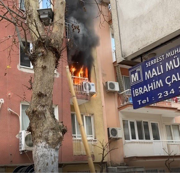 Manisa’da Ev Alev Alev Yandı: 4 Yaralı