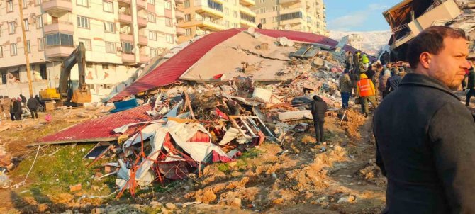 Kahramanmaraş’taki Enkazdan 3 Kişi Kurtarıldı
