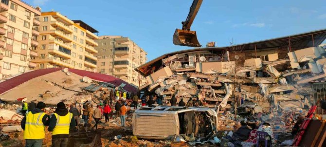 Kahramanmaraş’taki Enkazdan 3 Kişi Kurtarıldı