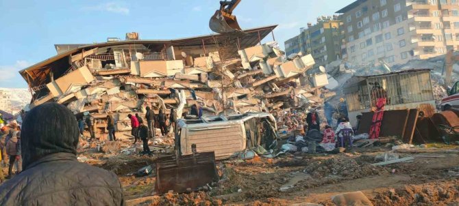 Kahramanmaraş’taki Enkazdan 3 Kişi Kurtarıldı