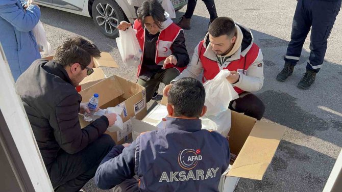 Aksaray’da Afad Ve Kızılay’dan Depremzedelere Kumanya Desteği