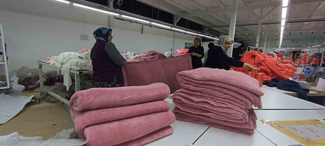 Bu Fabrikanın İşçileri Depremzedeler Üşümesin Diye Mesaiye Kalıyor