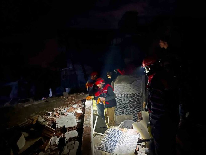 Dursunbey Ekibi, Hatay’da 2 Kişiyi Enkazdan Sağ Çıkardı
