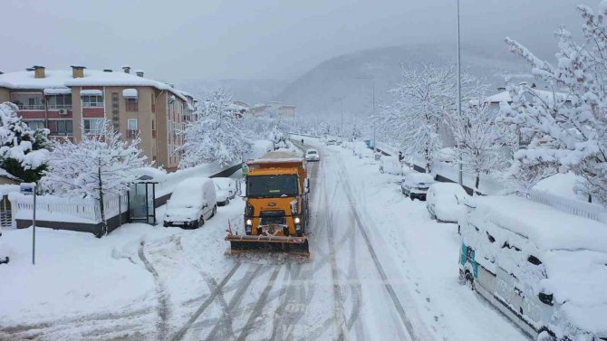 Başiskele’de Karla Mücadele Devam Ediyor