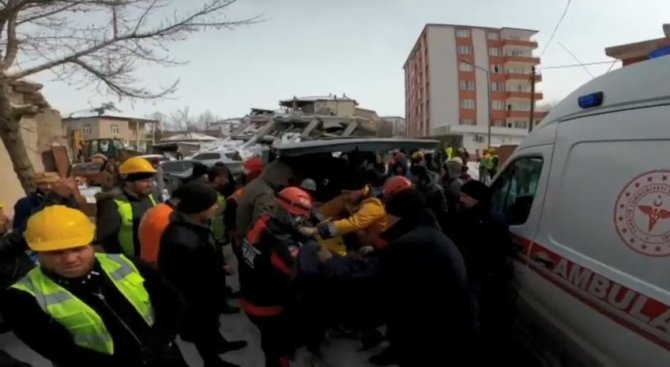 Enkaz Altından Bir Kadın Daha Kurtarıldı
