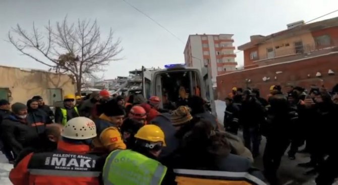 Enkaz Altından Bir Kadın Daha Kurtarıldı