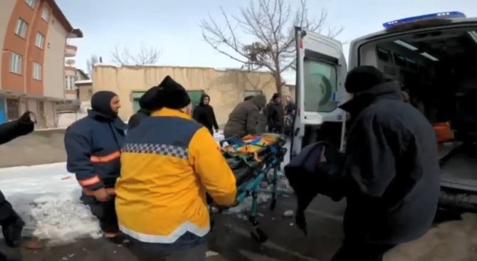 Enkaz Altından Bir Kadın Daha Kurtarıldı