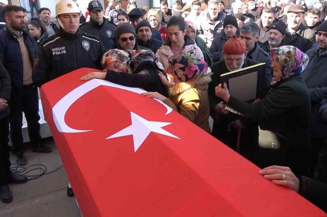 Deprem Bir Aileyi Hayattan Kopardı: Annenin Feryadı Yürekleri Dağladı