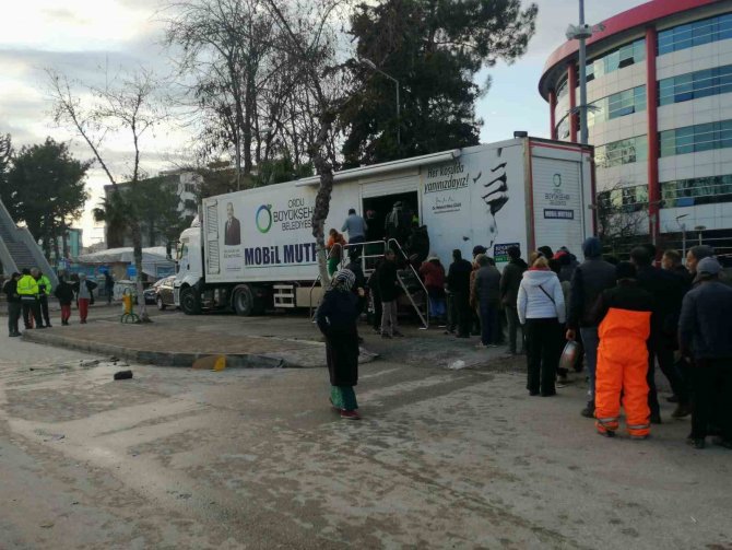 Mobil Mutfak Tırı, Adıyaman’da Depremzedelere Sıcak Yemek Vermeye Başladı