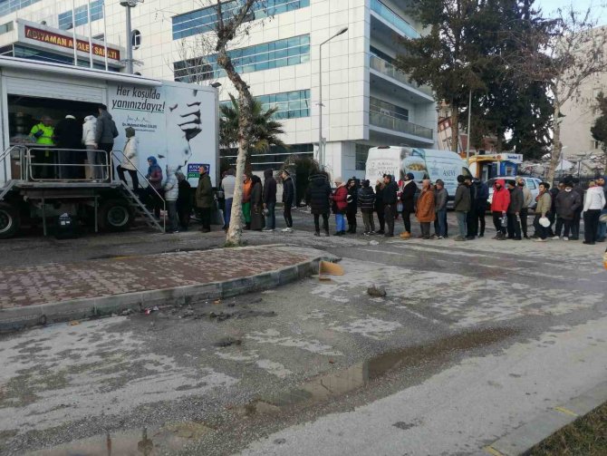 Mobil Mutfak Tırı, Adıyaman’da Depremzedelere Sıcak Yemek Vermeye Başladı