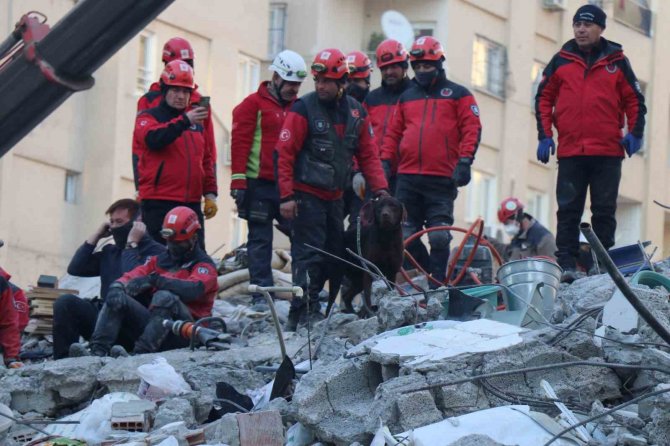 Jandarma Termal Kameralar İle Enkazda Arama Yapıyor
