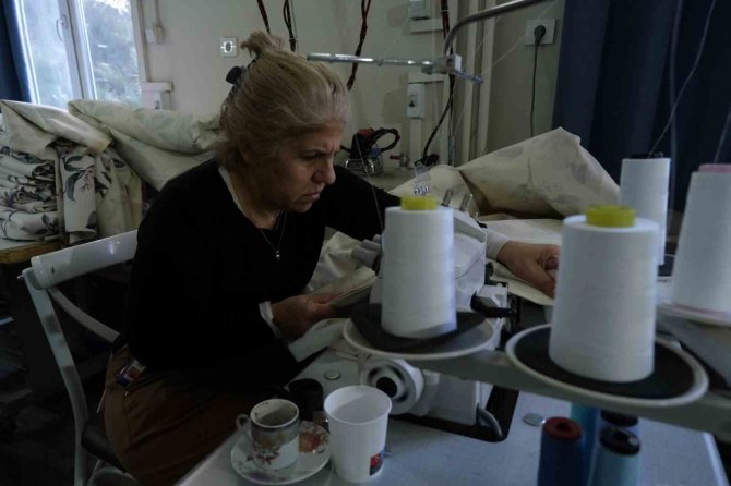 Öğretmen Ve Öğrenciler Depremzedeler İçin Battaniye Dikiyor