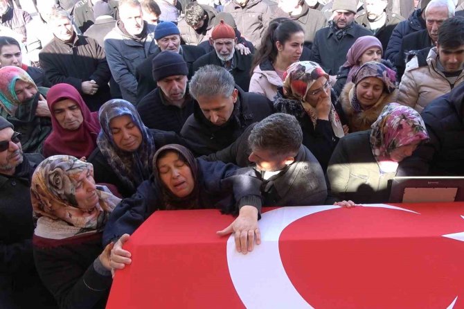 Deprem Bir Aileyi Hayattan Kopardı: Annenin Feryadı Yürekleri Dağladı