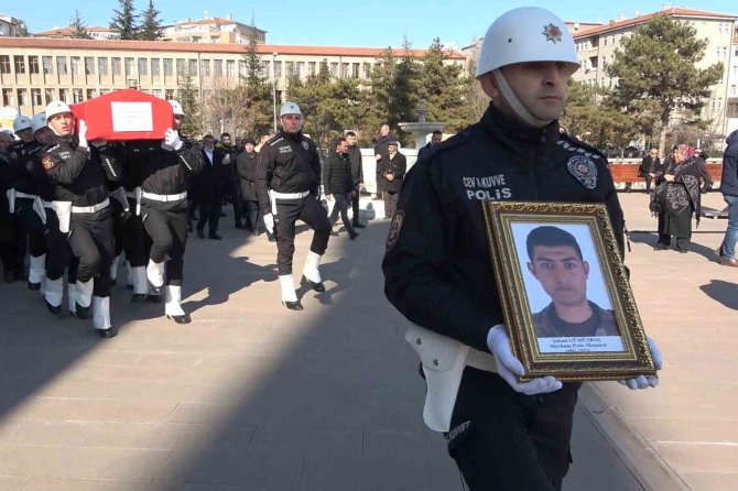 Deprem Bir Aileyi Hayattan Kopardı: Annenin Feryadı Yürekleri Dağladı