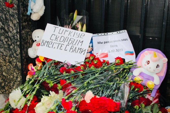 Rus Halkı, Türk Büyükelçiliğine Karanfil Bıraktı