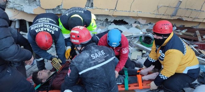 5 Yaşındaki Çocuğun Enkaz Altından Kurtarılması Umut Işığı Yaktı