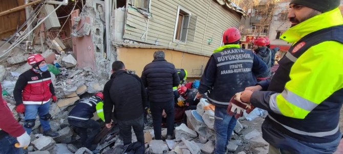 5 Yaşındaki Çocuğun Enkaz Altından Kurtarılması Umut Işığı Yaktı