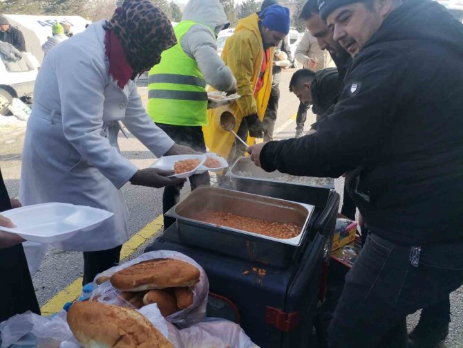 Samsun’da Eğitim Camiasından Depremzedelere Sıcak Yemek