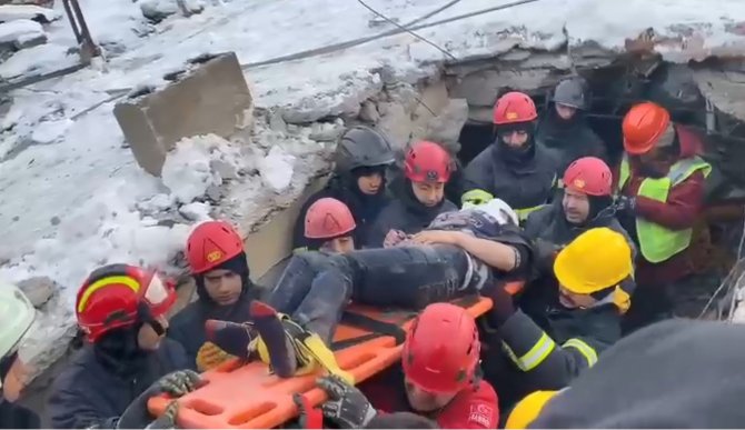 38 Yaşındaki Kadın Enkazdan Sağ Çıkarıldı