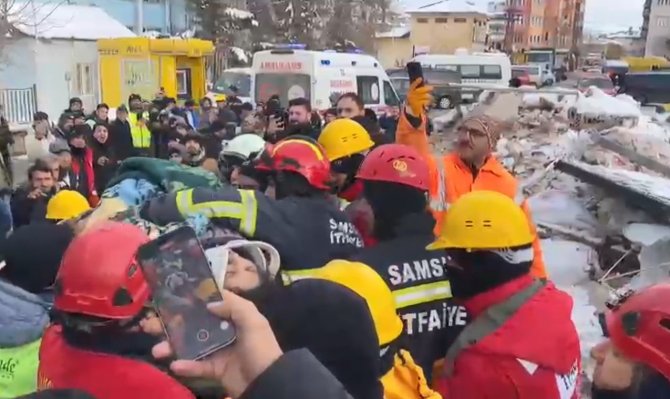 38 Yaşındaki Kadın Enkazdan Sağ Çıkarıldı