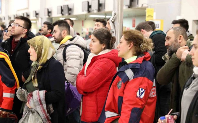 Samsun’dan 189 Sağlık Çalışanı Deprem Bölgesine Gönüllü Olarak Gitti