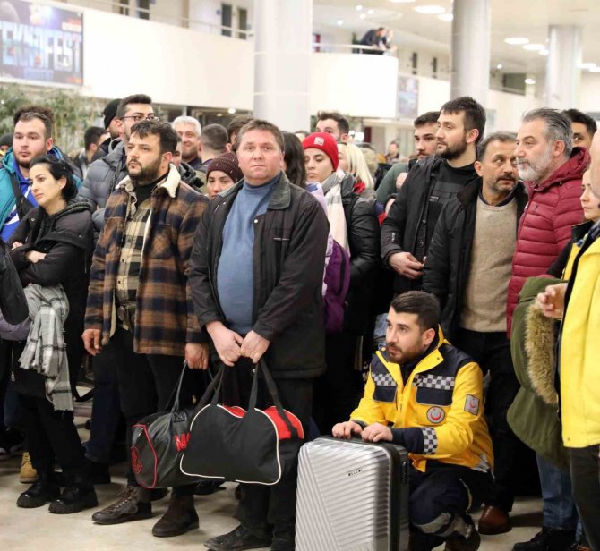 Samsun’dan 189 Sağlık Çalışanı Deprem Bölgesine Gönüllü Olarak Gitti