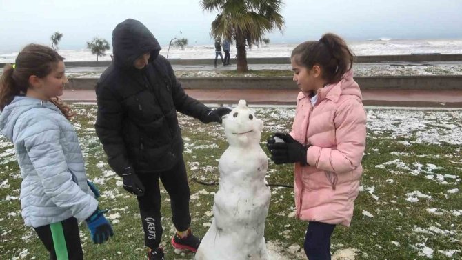 Samsun’da Kar Yağışı Etkili Oluyor
