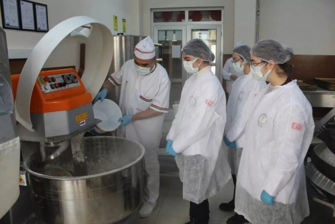 Okulda Deprem Bölgesi İçin Günlük 10 Bin Ekmek Üretiyorlar