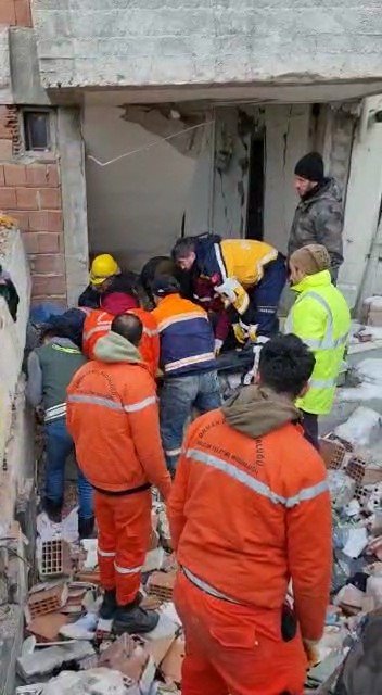 Tekirdağlı Madenciler Ve Akut, Enkazdan 3 Kişiyi Kurtardı