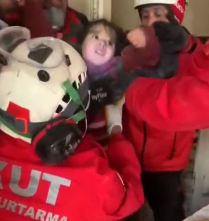 Tekirdağlı Madenciler Ve Akut, Enkazdan 3 Kişiyi Kurtardı