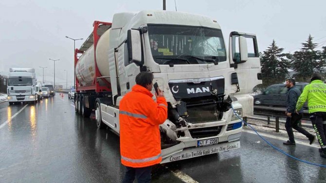Yola Dökülen Yağ Kazaya Sebep Oldu, Tanker Kamyona Çarptı: 1 Yaralı