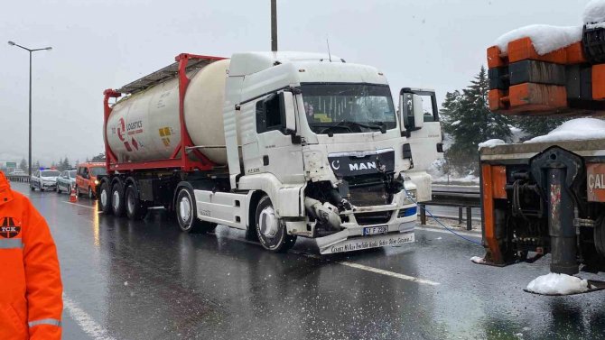 Yola Dökülen Yağ Kazaya Sebep Oldu, Tanker Kamyona Çarptı: 1 Yaralı