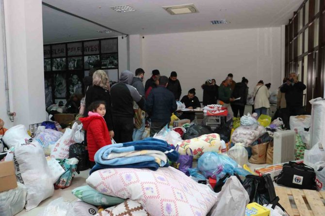 Toroslar Belediyesi, 3’üncü Yardım Tırını Ve 5 Transit Aracı Deprem Bölgesine Gönderdi