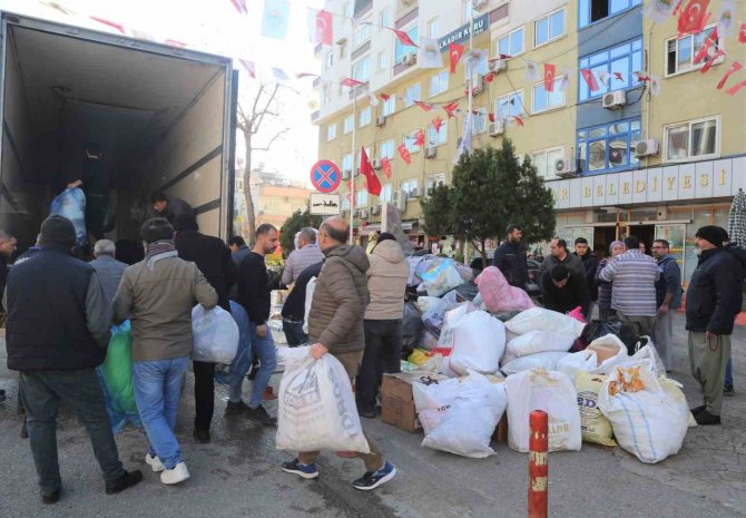 Toroslar Belediyesi, 3’üncü Yardım Tırını Ve 5 Transit Aracı Deprem Bölgesine Gönderdi
