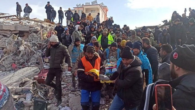 Tosya Belediyesi Arama Kurtarma Ekibi Enkaz Altından Bir Depremzedeyi Kurtardı