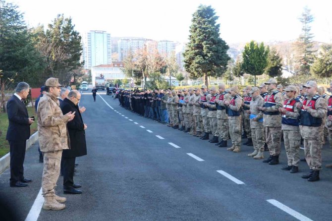 Trabzon İ̇l Jandarma Komutanlığı’ndan Deprem Bölgesine 300 Kişilik Arama-kurtarma Ekibi Gönderildi