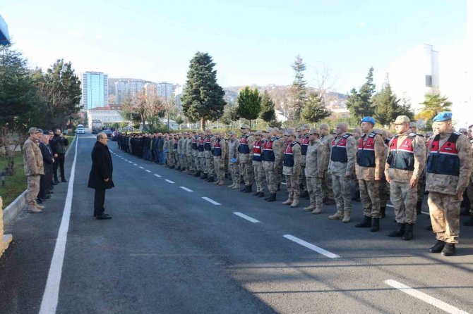 Trabzon İ̇l Jandarma Komutanlığı’ndan Deprem Bölgesine 300 Kişilik Arama-kurtarma Ekibi Gönderildi