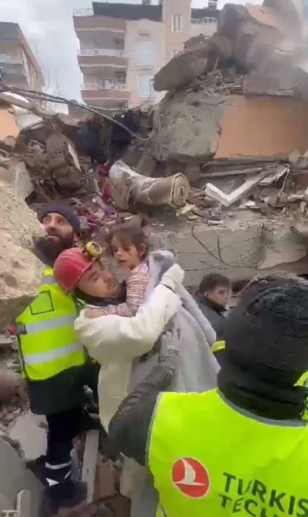 Madenciler Enkazdan Anne-baba Ve 2 Çocuğunu Kurtardı