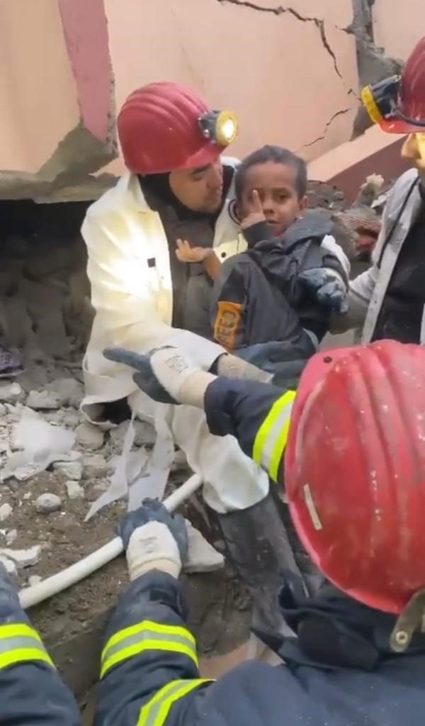 Madenciler Enkazdan Anne-baba Ve 2 Çocuğunu Kurtardı