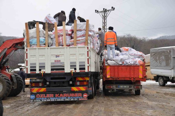 Türkeli’den 1 Tır, 2 Kamyon Ve 9 Arama Kurtarma Ekibi Dualarla Yola Çıktı