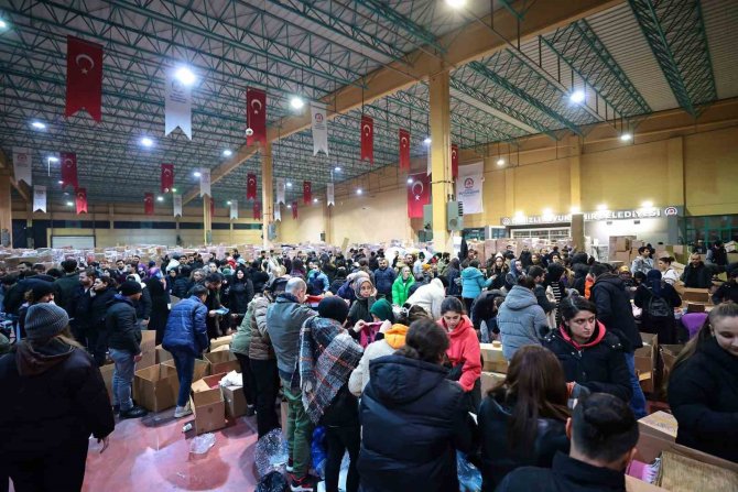 Denizli Büyükşehir Belediyesi’nin 24 Yardım Tırı Deprem Bölgesine Gitti