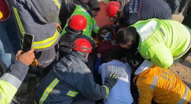 Hatay’da 55 Saat Sonra Enkazdan Sevindirici Haber