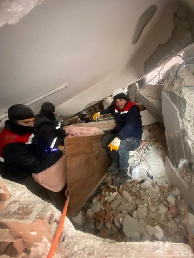 Elbistan’da 51 Saat Sonra Enkazdan Çıkardılar