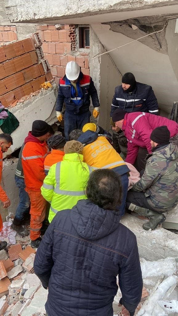 Elbistan’da 51 Saat Sonra Enkazdan Çıkardılar