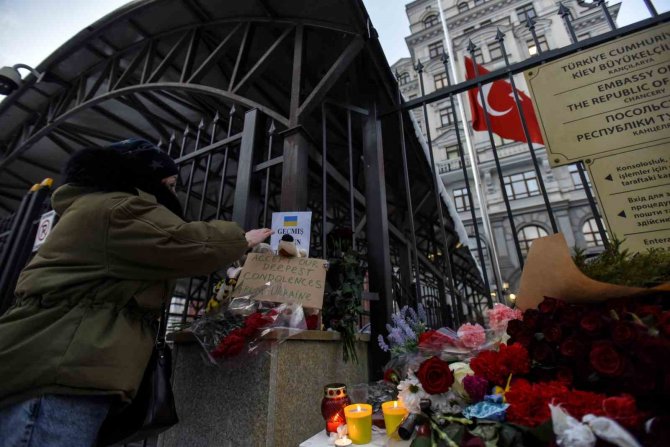 Kiev Halkı, Türk Büyükelçiliğine Karanfil Bıraktı
