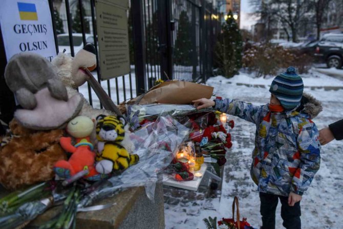 Kiev Halkı, Türk Büyükelçiliğine Karanfil Bıraktı