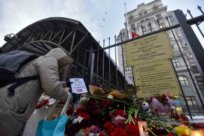 Kiev Halkı, Türk Büyükelçiliğine Karanfil Bıraktı